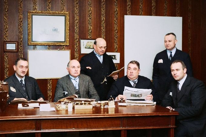 Komise berlínských a düsseldorfských kriminalistů vyšetřujících vraždu Gertrud Albermann, Ernst Gennat 4. zleva, Düsseldorf cca 1929-30. Kolorováno