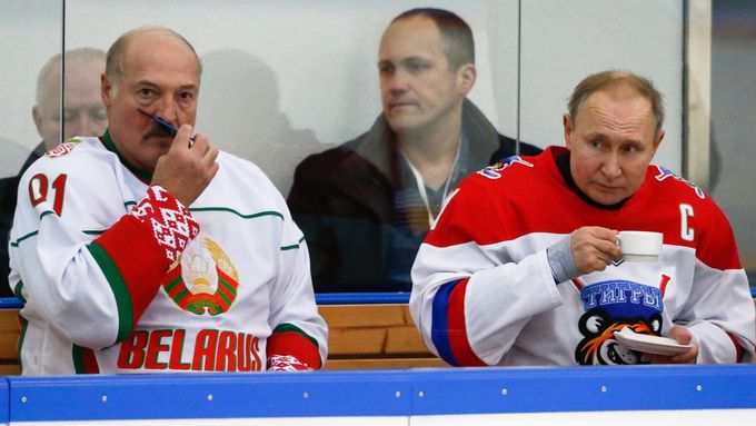 Běloruský prezident Alexandr Lukašenko v hokejové výstroji.