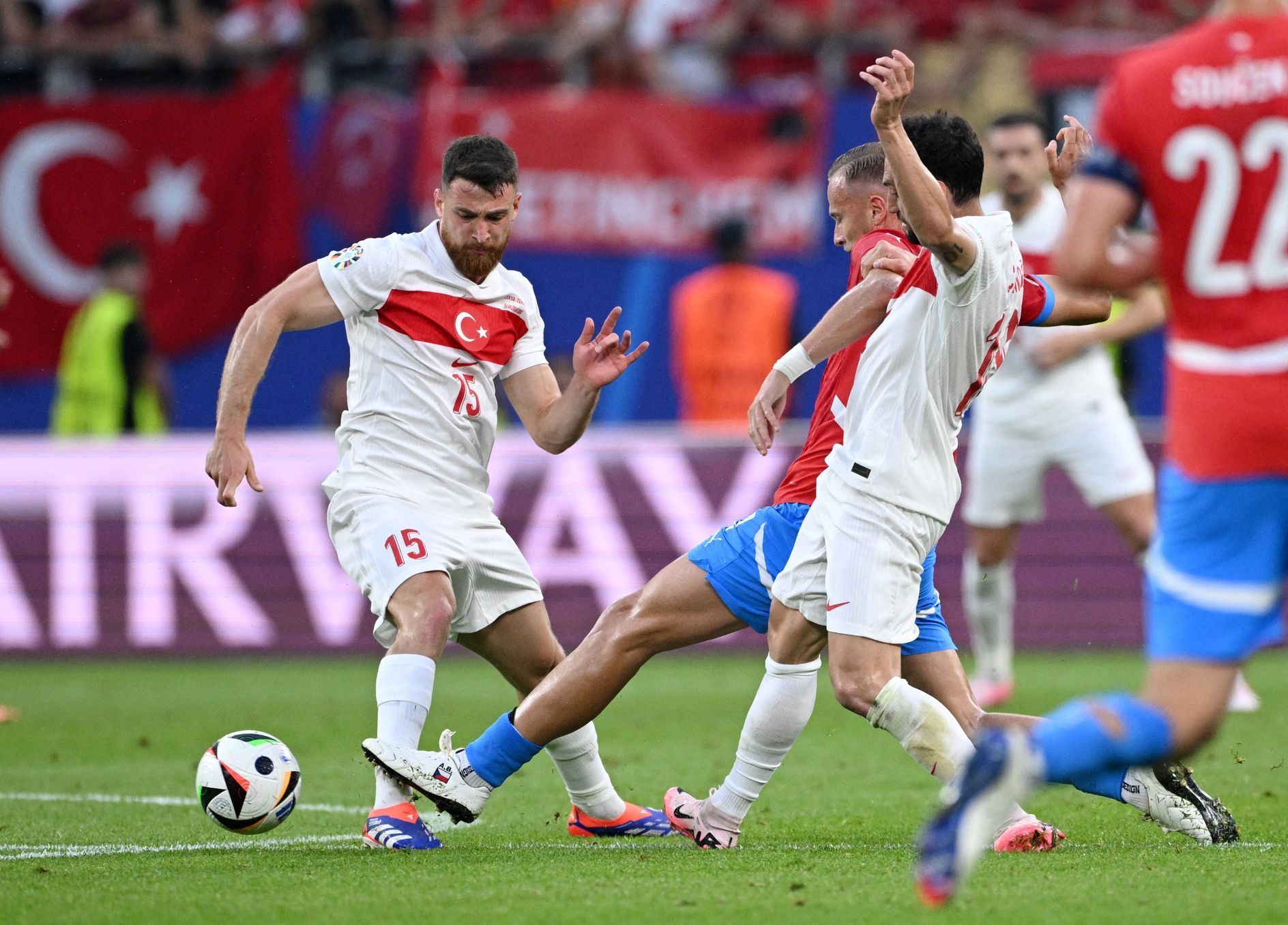 Faul Antonína Baráka na druhou žlutou kartu v zápase Eura 2024 Česko - Turecko