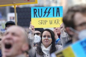 Foto: Demonstrace v Praze se zúčastnilo až 80 tisíc lidí, protestuje se i ve světě