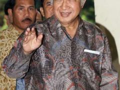 Suharto se podle odhadů za 32 let, co byl u moci, nezákonně obohatil o 15 až 35 miliard dolarů