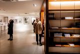 Součástí nového Centra pro britskou fotografii je obchod s fotografiemi a fotografickými publikacemi, například monografie vystavovaných umělců.