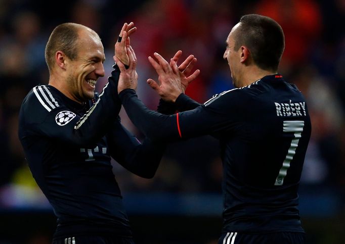 Fotbalisté Bayernu Mnichov Arjen Robben (vlevo) a Franck Ribéry slaví gól v utkání proti Lille v Lize mistrů 2012/13.