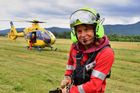 Medicína na sjezdovce neznamená jen létání ve vrtulníku, říká lékařka z letecké záchranky v Alpách