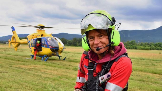 Obrazem: Jaká je práce u letecké záchranné služby v Alpách? Fotografie lékařky Kristiny Höschlové