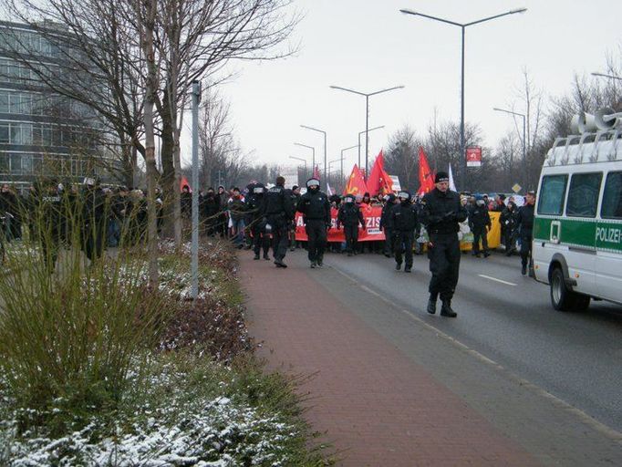 Nejméně 15 000 lidí se 19. února zapojilo v ulicích Drážďan do protestů proti demonstrativní snaze neonacistů připomenout si bombardování, označované krajní pravicí za "bombový holokaust" na Němcích