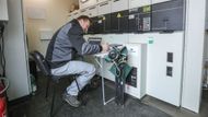 Jsme na návštěvě ve větrné elektrárně na Vysočině u obce Věžnice. Právě Vysočina je vhodným místem pro větrníky, jejich rozšiřování ale mimo jiné nezřídka brání odpor obcí.