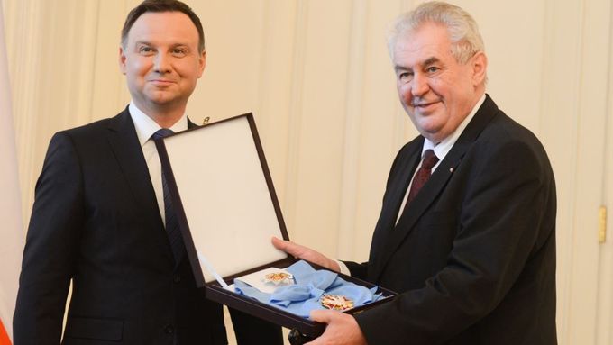 Miloš Zeman a Andrzej Duda při předávání vyznamenání.