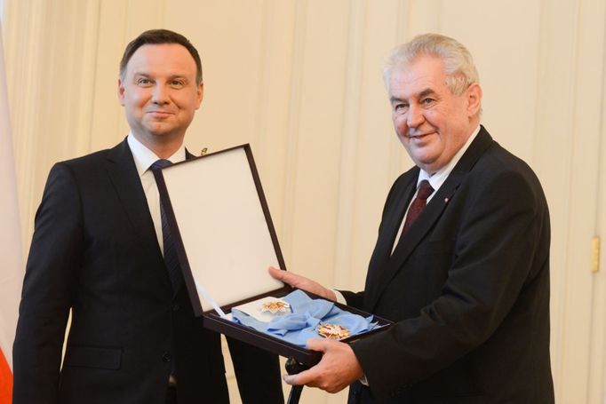 Miloš Zeman a Andrzej Duda při předávání vyznamenání.