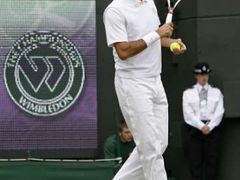 Roger Federer se ve Wimbledonu se rozehrává proti Del Potrovi.