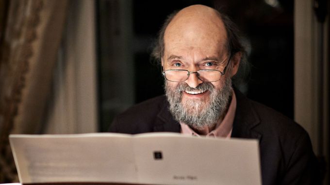 Skladatel Arvo Pärt klade důraz na liturgickou a sborovou hudbu.