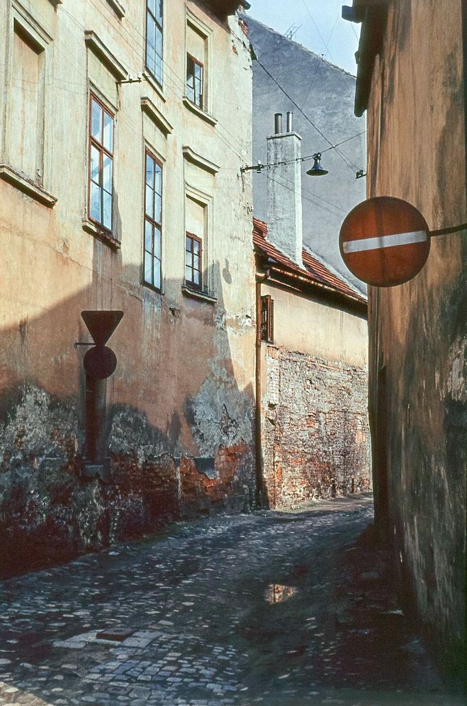 Pohled z Kanovnické do Hradební ulice. Napravo zeď Špalíčku, strženého v roce 1975 a v novém tisíciletí nahrazeného novodobou napodobeninou. Květen 1965.