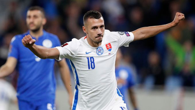 Slovenský útočník Ivan Schranz slaví gól, kterým otevřel skóre kvalifikačního duelu s Kyprem