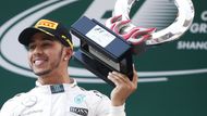 ... Hamilton byl s trofejí pro vítěze Velké ceny Číny šťastný.