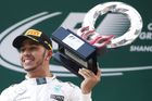 Hamilton v Číně vyhrál za zaváděcím vozem