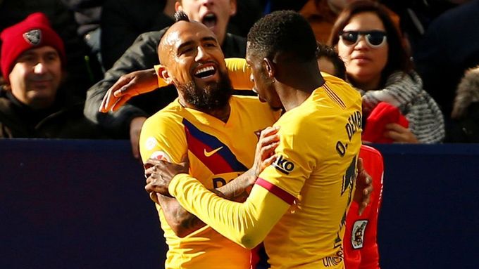 Arturo Vidal (vlevo) slaví gól, kterým rozhodl o vítězství Barcelony nad Leganes