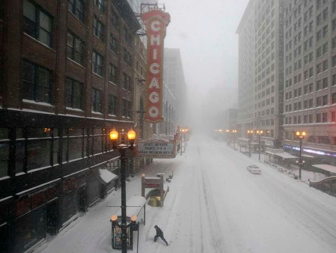 State Street v Chicagu pokrytá 2. února 2011 sněhem. Nebývalá zimní bouře zasáhla Spojené státy, zastavila provoz v několika částech středozápadu a způsobila celkové narušení letecké a další dopravy.