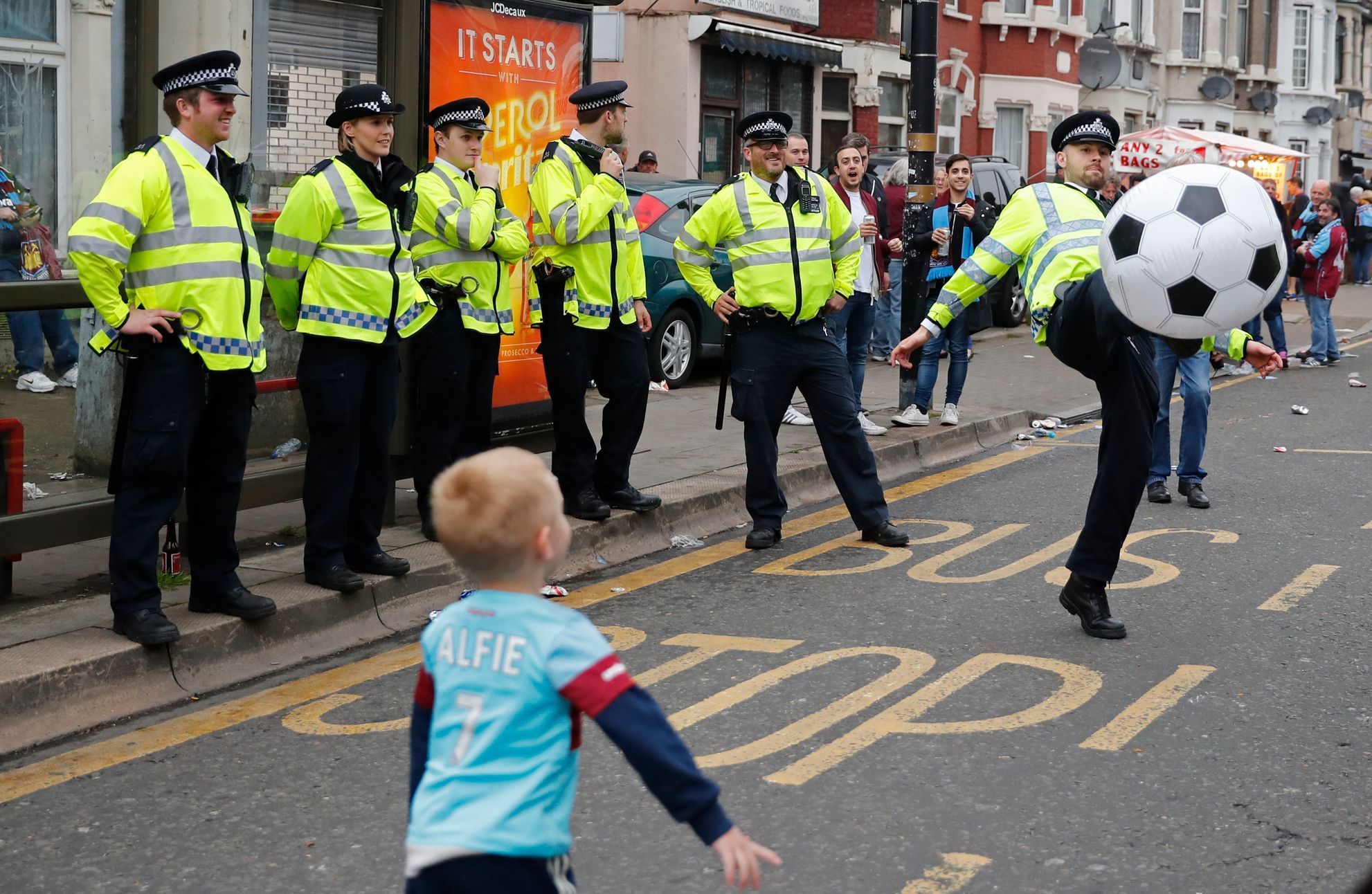 West Ham - Arsenal: bitka v ulicích před zápasem
