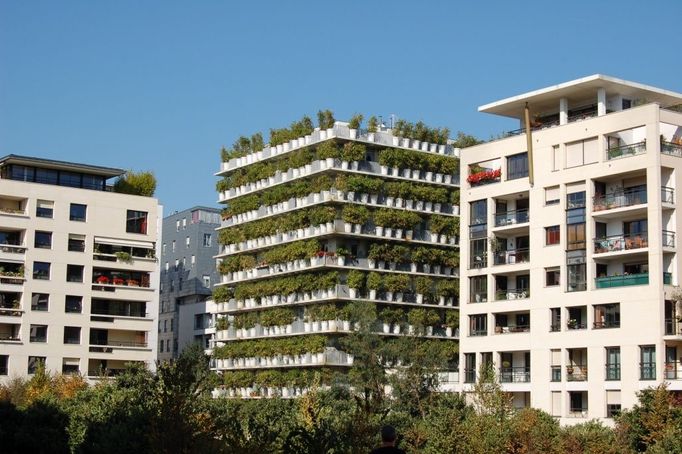 Edouard Francois /Tower Flower, Paris  I jednoduchý činžovní dům může být pojednán se vtipem a může se z něj stát zelený a zpívající organismus. Tower Flower vypadá jako gigantická přehlídka rostlin v obřích betonových květináčích, které jsou zapuštěny do vykonzolovaných balkónů po obvodu domu...