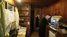 Mary Herring, 78, washes dishes in her trailer in which she has lived for 20 years, in Village Trailer Park in Santa Monica, California July 12, 2012. Developer Marc Luzzatto wants to relocate residents from the trailer park to make way for nearly 500 residences, office space, stores, cafes and yoga studios, close to where a light rail line is being built to connect downtown Los Angeles to the ocean. Village Trailer Park was built in 1951, and 90 percent of its residents are elderly, disabled or both, according to the Legal Aid Society. Many have lived there for decades in old trailers which they bought. The property is valued at as much as $30 million, according the LA Times. Picture taken July 12, 2012. REUTERS/Lucy Nicholson (UNITED STATES - Tags: POLITICS REAL ESTATE BUSINESS SOCIETY) Published: Čec. 14, 2012, 6:42 dop.