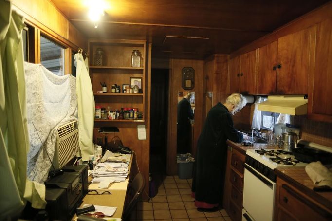 Mary Herring, 78, washes dishes in her trailer in which she has lived for 20 years, in Village Trailer Park in Santa Monica, California July 12, 2012. Developer Marc Luzzatto wants to relocate residents from the trailer park to make way for nearly 500 residences, office space, stores, cafes and yoga studios, close to where a light rail line is being built to connect downtown Los Angeles to the ocean. Village Trailer Park was built in 1951, and 90 percent of its residents are elderly, disabled or both, according to the Legal Aid Society. Many have lived there for decades in old trailers which they bought. The property is valued at as much as $30 million, according the LA Times. Picture taken July 12, 2012. REUTERS/Lucy Nicholson (UNITED STATES - Tags: POLITICS REAL ESTATE BUSINESS SOCIETY) Published: Čec. 14, 2012, 6:42 dop.