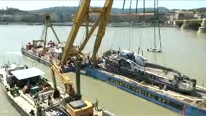 Maďaři vyzvedli z Dunaje výletní loď, která se potopila 29. května po srážce s větší lodí. Zahynulo 26 jihokorejských turistů a dva Maďaři.