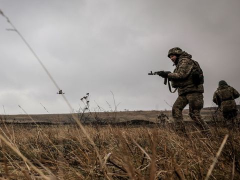 Nebylo jim ani 18 let a už Ukrajinci stojí před dilematem: Jít do války, nebo utéct?