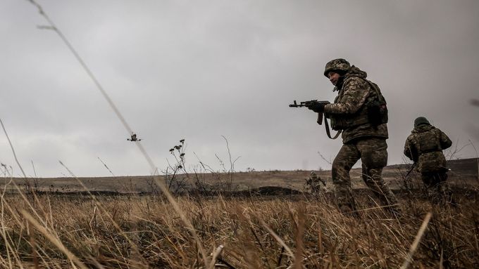 Ukrajinská armáda se postavila masivnímu ruskému útoku poblíž Kurachova. Zlikvidovala 14 vozidel