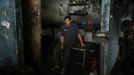 Palestinian Abed al-Majeed Reheem, 18, poses for a photograph in a car repair garage in Gaza City May 30, 2013. Reheem left school to work as an apprentice in the garage so that he could support his family's income. Apprentice mechanics earn around $100 per month, garage owners said. REUTERS/Mohammed Salem (GAZA - Tags: TRANSPORT SOCIETY BUSINESS EMPLOYMENT PORTRAIT) Published: Kvě. 30, 2013, 12:54 odp.