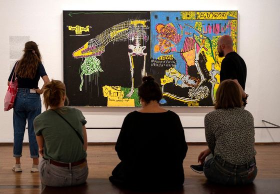 Návštěvníci výstavy v Albertině před Basquiatovým diptychem Grazing – Soup to Nut