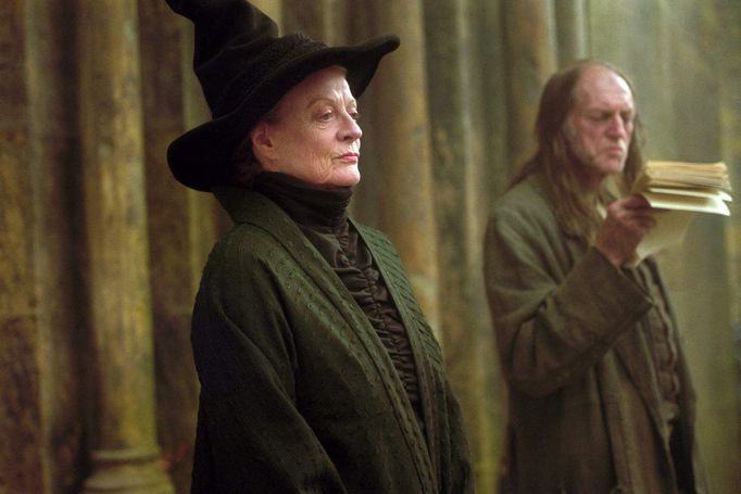 Maggie Smith a David Bradley ve třetím dílu Harryho Pottera z roku 2004.