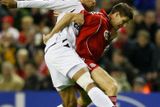 Liverpoolský Steven Gerrard (vpravo) se snaží zastavit Edouarda Cissého z Besiktase.