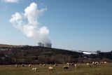 "Celková viditelnost elektrárny dosahuje několika tisíc čtverečních kilometrů," uvádí samotná společnost ČEZ. Ovce se nad pastvou výhledem příliš nekochají. Takovýto krajinný ráz je v České republice opravdu ojedinělý.
