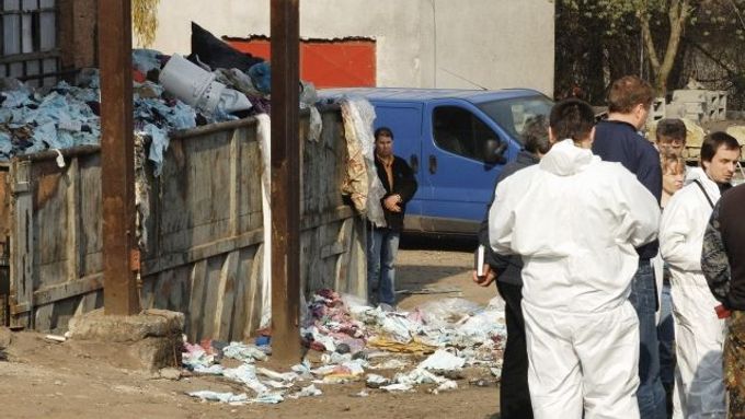 Specialisté o víkendu zkoumali v Libčanech na Hradecku nebezpečné odpady nezákonně navezené do tamního bývalého areálu společnosti Vertex.