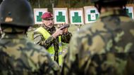 Výcvik probíhá každoročně pod vedením vyškovských instruktorů, právoplatných členů české armády. Jeden z nich zde vysvětluje sportovcům práci s pistolí CZ PHANTOM. Instruktoři známým tvářím leccos odpustili, ale rozhodně dbali na dodržování základních vojenských povinností.