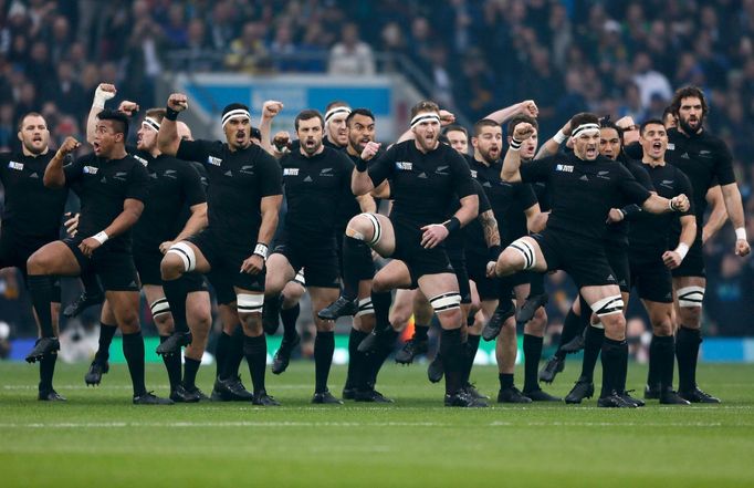 New Zealand players perform the haka before their Rugby World Cup Semi-Final match against South Africa at Twickenham in London, Britain, October 24, 2015. REUTERS/Stefan