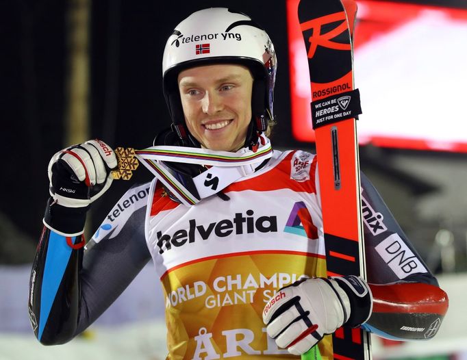 Henrik Kristoffersen po výhře na MS ve sjezdovém lyžování ve švédském Aare 2019