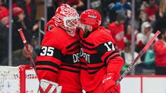 NHL, Detroit: Ville Husso (35) a Filip Hronek (17)