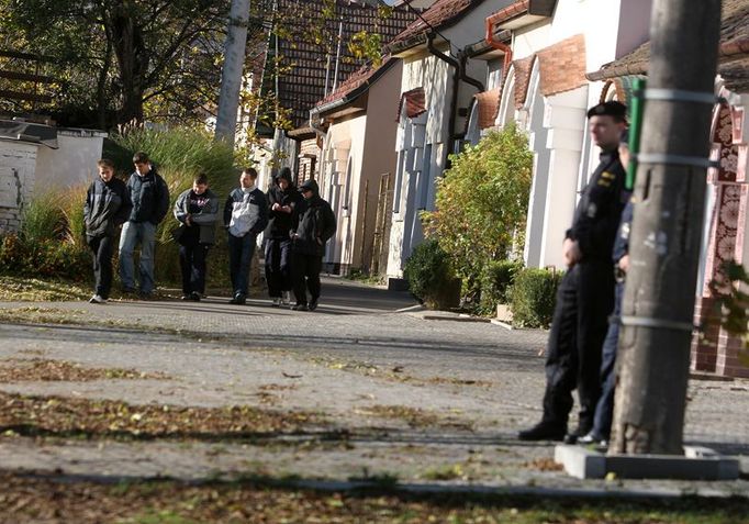 Místní "rowdies" se vynořili ze spleti uliček v rozsáhlém areálu vinných sklepů.