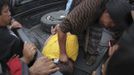 A woman pulls a man's hair in Tactic, in Alta Verapaz region, some 189km (117 miles) from Guatemala City, September 13, 2012. The local community tied up and beat four men who were accused of theft in the aftermath of a school killing, which had occurred on Wednesday. The man, who had entered a classroom and killed two children, ages 8 and 13, with a machete, was lynched and burnt alive by a mob, local media reported. REUTERS/Jorge Dan Lopez (GUATEMALA - Tags: CRIME LAW SOCIETY) Published: Zář. 13, 2012, 6:18 odp.