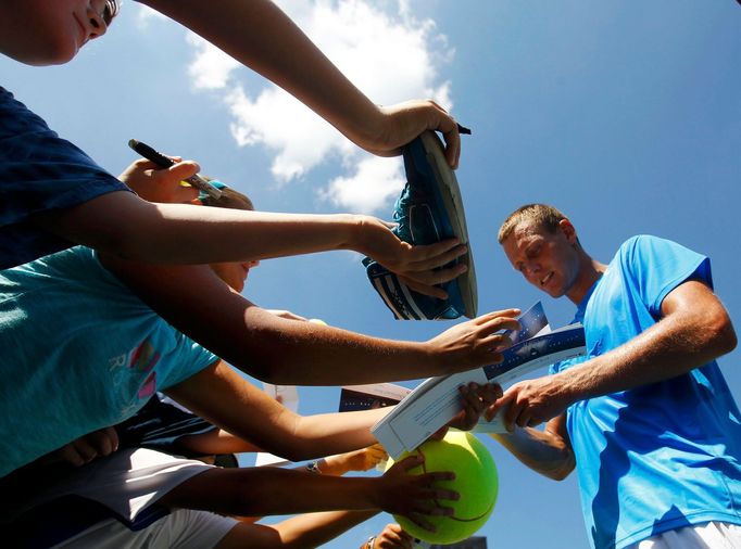 Tomáš Berdych se podepisuje po triumfu nad Belgičanem Davidem Goffinem