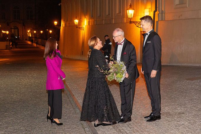 Slovenská prezidentka Zuzana Čaputová a český prezident Petr Pavel před promítáním filmu Tady Havel, slyšíte mě, v Jízdárně Pražského hradu.