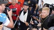 Své si ovšem užil i Mark Cavendish. Jednak si při pádu zlomil lopatku (a v Tour pochopitelně nepokračuje), jednak se na něj na sociálních sítích ze strany Saganových příznivců snesla vlna nevybíravé kritiky, proti které se dokonce musel veřejně ohrazovat. "Každý má právo na svůj názor," uvedl Cavendish na videu, jež zveřejnil na svém Twitteru. "Ale sprosté komentáře a výhrůžky mně a mé rodině si rozhodně nezasloužím."