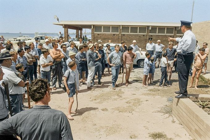 Policista instruuje dobrovolníky při pátrání na pláži Fairy Meadow den po zmizení tříleté Cheryl Grimmer, Nový Jižní Wales, 13. ledna 1970. Kolorováno