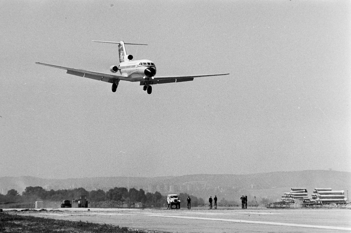 Přistávající letoun během modernizace brněnského letiště. Rok 1977