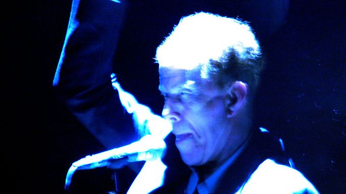 Divadelní číslo s imaginárním skleněným okem z Waitsova koncertu v Dublinu roku 2008.