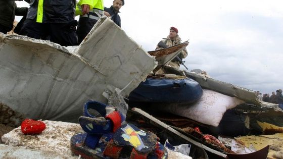 Tragédie obrazem: Letoun s 90 lidmi zasáhl blesk. Zřítil se do moře