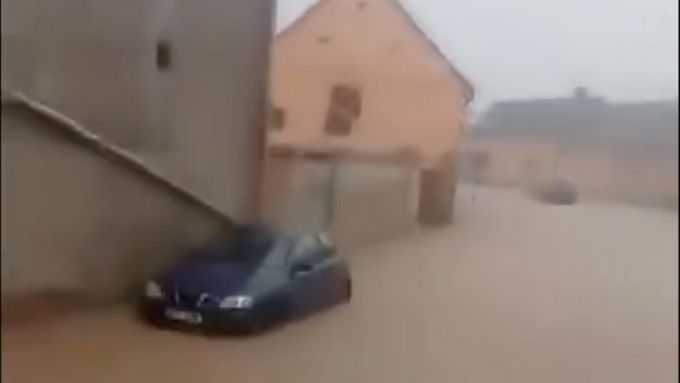Auta i domy pod vodou. Na Plzeňsku udeřily bleskové povodně