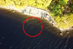 Dron natočil tajuplný útvar u břehu slavného jezera. Fanoušci záhad jsou u vytržení