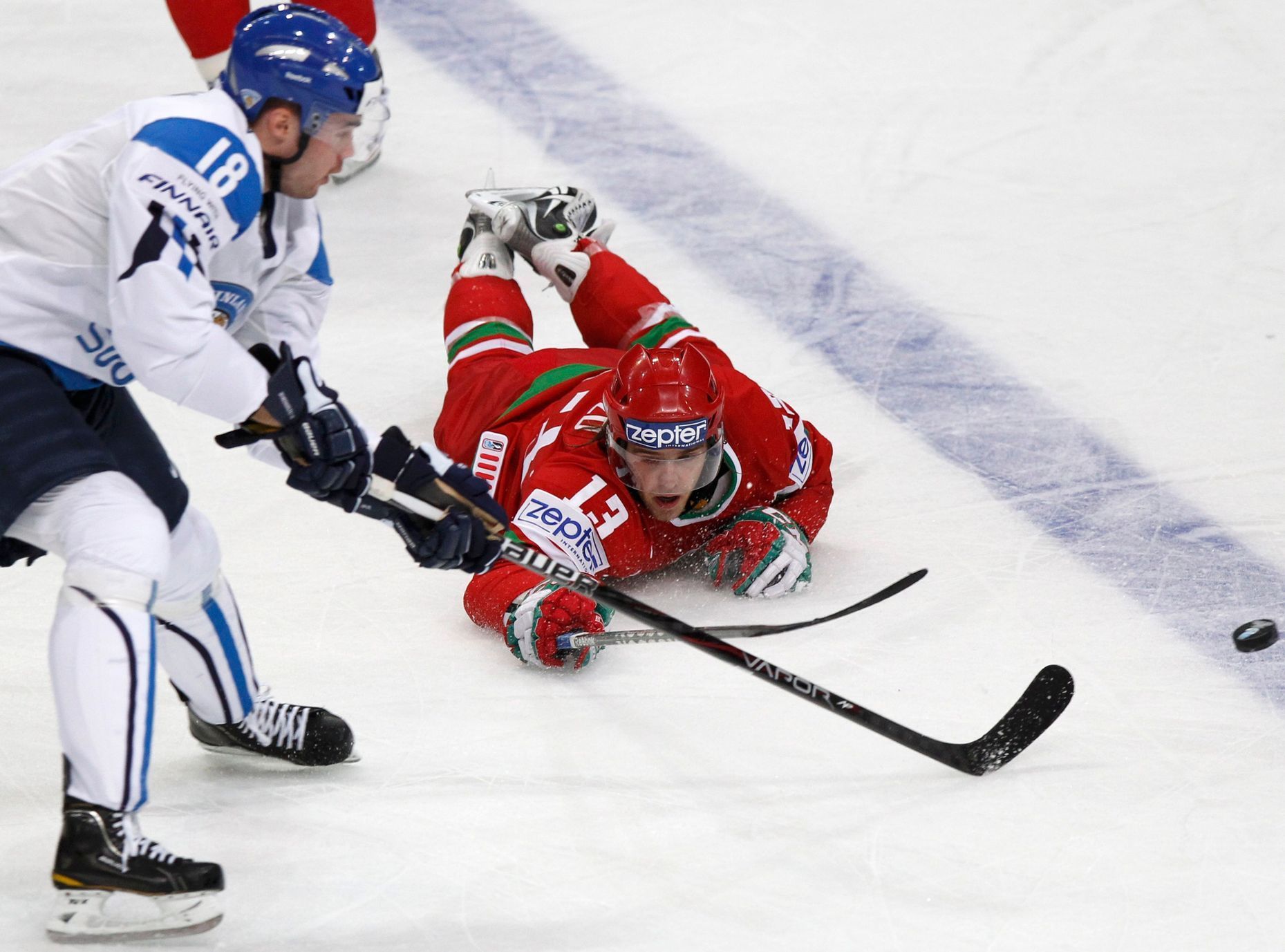 Jesse Joensuu a Sergej Drozd v utkání MS v hokeji 2012 Finsko - Bělorusko